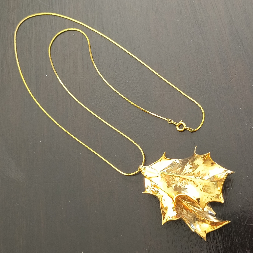 Real Holly Leaves Dipped in 24k Gold. Comes with chain necklace - Picture 6 of 11